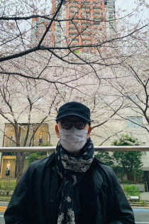 일하는 틈틈이 벚꽃을 잠깐만 즐긴다.