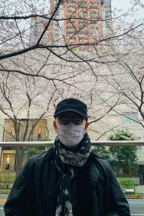 일하는 틈틈이 벚꽃을 잠깐만 즐긴다.
