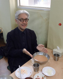 남대문시장 부원면옥 11번 테이블에서 냉면을 드시는 교수님 2018/05 ©piknic.kr