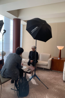 감염 방지를 위해, 촬영도 취재도 거리를 두었다.