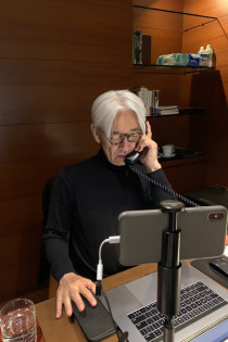 대면 취재도 최대한 피해 원격으로 전환.