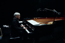 후반 피아노 솔로 세트.선곡도 짜임새 있게 다듬어졌다.