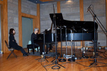 2010年8月、芸森スタジオにて撮影（写真：小浪次郎）